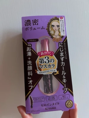 ISEHAN - Kiss Me Heroine Make Volume & Curl Mascara Advanced Film - Mascara från Kiss Me Heroine Make i färgen brun. Ger intensiv volym och böjda fransar med avancerad filmformula som tvättas bort med varmt vatten och ansiktsrengöring. Tillverkad i Japan.