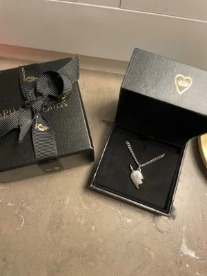 Maria Nilsdotter halsband  - Supersnygg silverhalsband med ett halvhjärta. Längd är 40 cm. Förpackning kommer med. Ett halsband. 1800 som nypris för ett. 