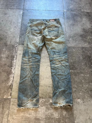 Vintage Flared Nudie Jeans - Hank Rey - Tjääääna! Nu säljer jag mina tvär feta nudies i modellen hank rey🫡 De har helt störda slitage på dessa och washen är iprincip perfekt👏 Tveka inte på att skriva ifall du har några som helst frågor🏹