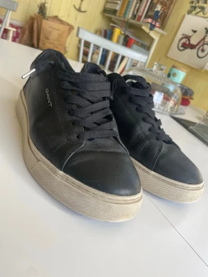 Gant skor - Hej! Nu säljer jag mina feta gant skor. Dem funkar till alla årstider och passar till nästan alla outfits. Det är en liten defekt i hälen som du ser på sista bilden Det är storlek 43