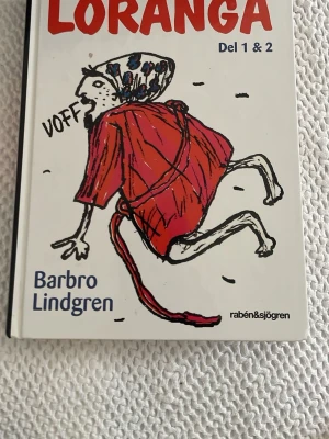 Loranga Del 1 & 2 av Barbro Lindgren - Säljer boken 'Loranga Del 1 & 2' av Barbro Lindgren. Omslaget är vitt med en färgglad tecknad illustration och röd text. Boken är inbunden och har en lekfull, humoristisk stil som passar unga vuxna och tonåringar.