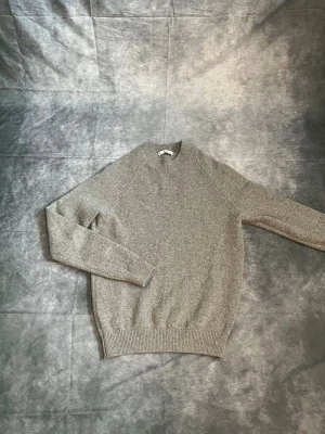 Stickad tröja - Stickad tröja från Mango, den är så gott som nytt skick och är 100% wool! Fråga om ni har frågor!