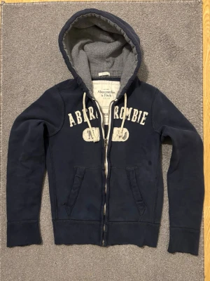 Vintage Abercrombie & Fitch Zip-Hoodie - Säljer denna väldigt snygga & sällsynta abercrombie & fitch koftan | Storlek S | Mycket bra skick förutom små fläckar (se sista bild | Model 175cm, 70kg