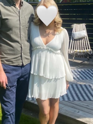 Studentklänning - Superfin vit kortklänning! Perfekt till studenten eller skolavslutning🤍🌟 Priset är diskuterbart vid snabb affär🥰 