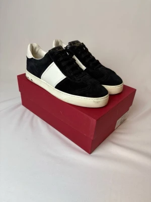 Valentino Flycrew sneakers - Säljer dessa sjukt fräscha valentino Flycrews! Skorna är i extremt bra skick svårt att hitta i detta skick! Storlek 39,5 fits 40!