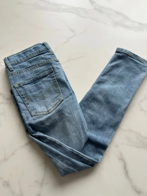 Ljusblåa Levi's💙Slim fit - Dm vid intresse, lägg bud.                                                 Om ni vill ha fler bilder, är det bara att höra av sig✌🏽