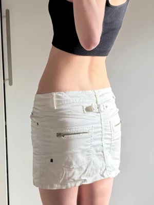 y2k Mini Kjol - Description Vit minikjol från märket Red Label i storlek S Mått: Midia rakt över: 37 cm Längd av midja: 29 cm Liten fläck på vänstra bakfickan vet inte om den går bort i tvätten, se sista bild