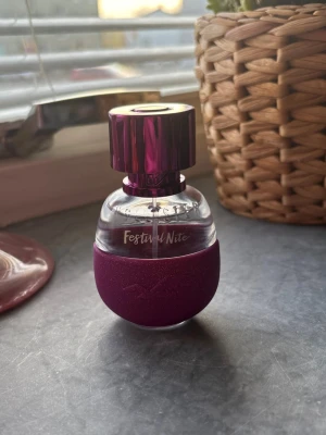 Festival Nite parfym från Escada - Festival Nite parfym från Escada i en rund flaska med lila och transparent design samt ett glansigt lila lock. Flaskan har en modern och ungdomlig look, perfekt för dig som gillar färgstarka och trendiga dofter. 30ml. Använd 1 gång 