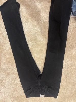  Abrand Jeans - Säljer ett par svarta flare jeans från Abrand Jeans. De har en klassisk femficksmodell och är tillverkade i stretchigt denimtyg. Perfekta för dig som gillar en stilren och enkel look. Ny pris 1000 kr