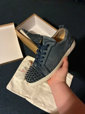 Christian Louboutin washed blue - Christian Louboutin i färgen washed blue. Sällsynta då de ej tillverkas längre. Storleken är 42 och skorna är i fint skick. Box, påse och extra snören kan fås med vid överenskommelse 