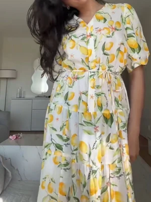 Klänning - Såå fin klänning med citroner på. Använd 1 gång, så som ny. Strl M men passar mig som har xs. Skulle säga passar xs-m