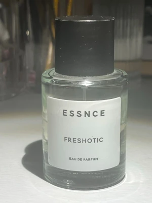 Freshotic från Essnce - Säljer denna fruktiga sommardot från Essnce!🥝🍓 Den är i bra skick men är använd lite mer än hälften (se bilden)