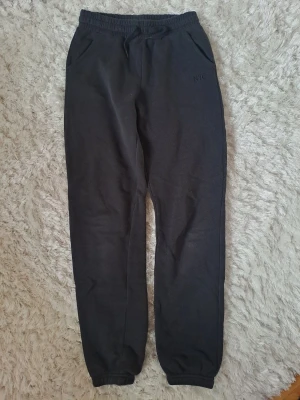 Svarta mjukisbyxor  - Säljer ett par svarta mjukisbyxor med broderad NYC-text på ena fickan. Byxorna är köpta på hm barn i stl 140. Skriv vid intresse!
