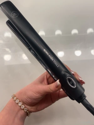 Björn Axén Tools Plattång - Professionell plattång från Björn Axén Tools med justerbar temperatur (150°C-230°C). Svart design, lång sladd och medföljande skyddsväska. Produkten ser välvårdad ut utan synligt slitage eller defekter. Perfekt för styling av hår hemma eller på salong. GHD fodral tillkommer såklart 🤍