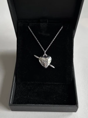 Maria Nilsdotter Tuvstarr necklace Inspired! - Inspirerat Halsband av Maria Nilsdotter.  Halsbanden är 100% rost och nickelfria och kedjorna är 40cm men går att förlänga med ytterligare 5cm. Vid mer frågor är det bara att höra av sig ☺️