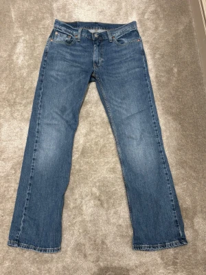 Levi’s jeans  - Säljer dessa riktigt snygga blåa Levis jeans i mycket bra skick! Storlek 30/30 modell: 527 nypris: 1100kr 