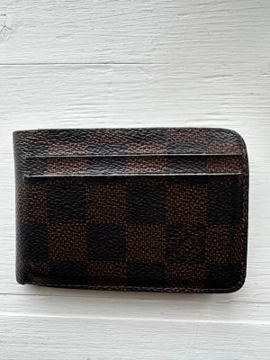 Plånbok - Ej original! Har använts men den gör sitt jobb och är snygg. Priset kan diskuteras. Föreslå gärna eget pris 