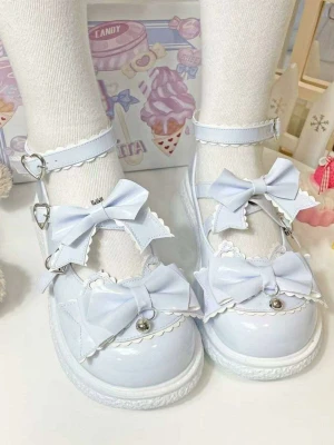 Blåa lolita skor - Supersöta vita lolita skor med stora rosetter och hjärtformade spännen. Skorna har en glansig finish, dekorativa kanter och små silverdetaljer