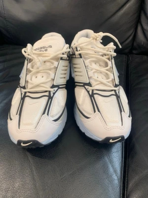 Nike Pegasus Wave vita sneakers - Nike Pegasus Wave sneakers i vitt med svarta detaljer och meshpaneler för extra ventilation. Snygg design med futuristiska linjer och robust sula. Oanvänd för att jag beställde fel storlek till mig själv 