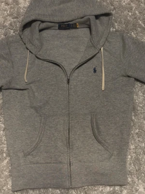 Polo Ralph Lauren zip - Grå Polo Ralph Lauren zip hoodie strl XS mycket bra skick och en stilren design 
