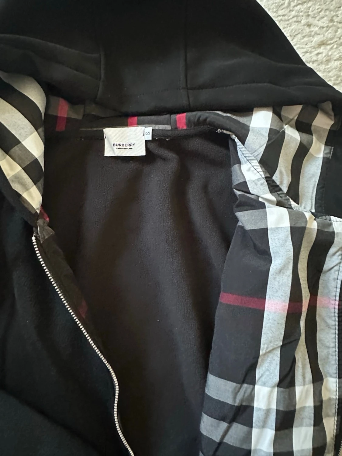 Svart hoodie med klassiskt rutmönster  - 4