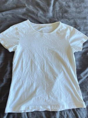 Vit basic t-shirt från Take Off - En vit T-shirt från stadium, storlek S. Pris kan diskuteras:)
