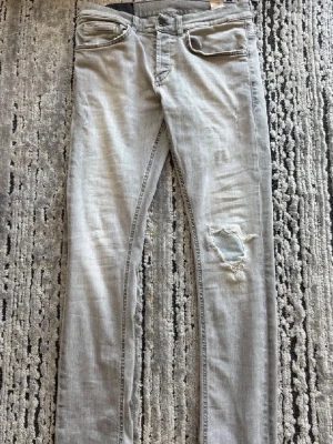 Dondup George  - Tja! Säljer dessa sjukt snygga dondups i nyskick! Använda ett fåtal gånger! Skriv vid frågor eller funderingar😊