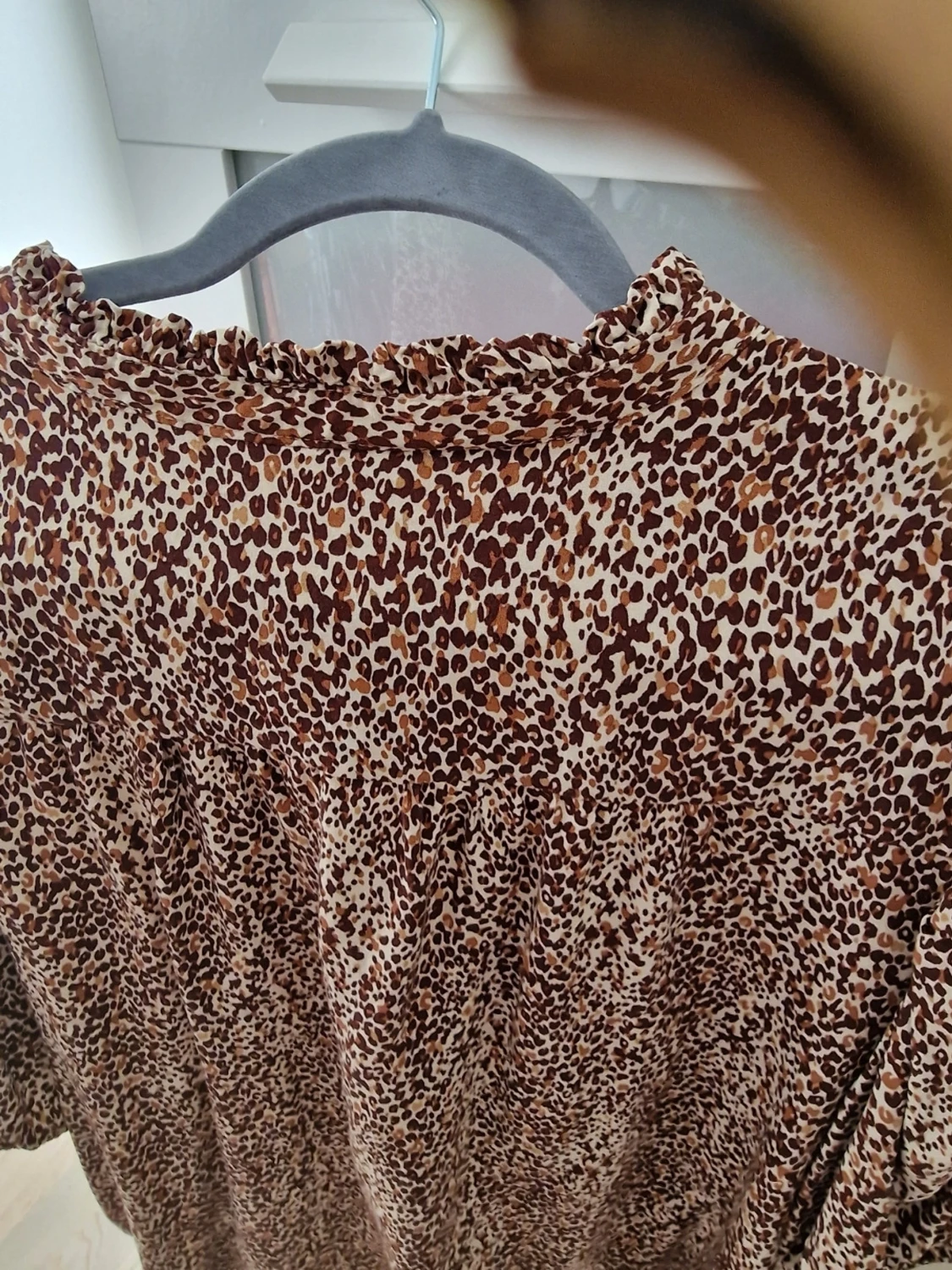 Brunmönstrad blus med v-ringning - 6