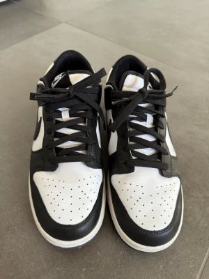 Nike dunk panda  - Stl 44, använda vid ett tillfälle därav nyskick. 