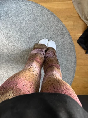 Zigzagmönstrade byxor - Byxor med snyggt zigzagmönster. Modellen är utsvängd nertill, perfekt inför våren💗 Priset är diskuterbart vid snabb affär🥰 