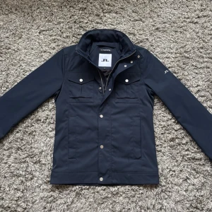 Ny J Lindberg bailey field jacket - Säljer denna riktigt feta j Lindeberg field jacketen!⭐️Skick : NYSKICK!🙌Storlek S!⭐️NYPRIS = 4000kr! Hör gärna av er om ni har funderingar!👍