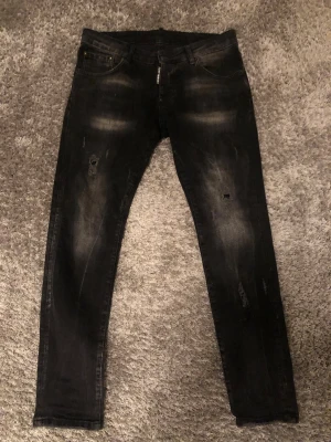 Dsquared jeans med slitningar - Svarta Dsquared jeans med slitningar som är i bra skick, pris ej hugget i sten