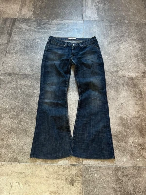 Vintage Flared Levi’s Jeans  - Tja! Nu säljer jag mina helt otroligt feta levis flares i modellen 551🫡 Dessa är riktigt svåra att få tag på och har en helt otrolig passform👏 Tveka inte på att skriva ifall du har några frågor😉