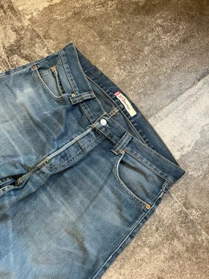 Vintage Levis 512 Bootcut Jeans - tjääääna! nu säljer jag mina riktigt feta levis 512or i strlk 34/34🫡 512or har förmodligen en av om inte den fetaste passformen på levis som finns👏 tveka inte på att skriva ifall du har frågor🥹