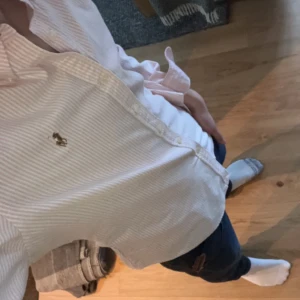 Ralph Lauren skjorta - Tja, säljer den här riktigt feta ralphlauren skjortan i toppen skick! Strl i plagget är 14 men sitter som Small. Nypris 1600 mitt pris 439kr! Priset är inte hugget i sten. Det är bara att skriva vid intresse!😊 