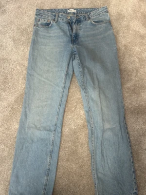 Ljusblå raka jeans från Gina tricot - Säljer ett par klassiska ljusblå jeans från Gina med rak passform och fem fickor. Jeansen har en tidlös look med låg midja.  Perfekta till vilken outfit som helst. Pris 200kr. PRIS KAN DISKUTERAS !!