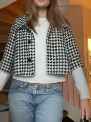 trekvarts jacka - Snygg trekvarts jacka i svartvitt rutigt mönster med stora knappar framtill och bred krage. Superfin och söt till våren, har endast använts en gång. Står ingen storlek men funkar på någon som har xs/s/m beroende på vilken passform du vill ha❣️