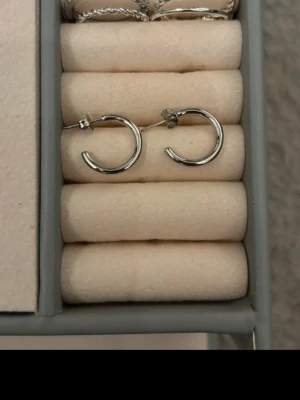 Öronhängen - 2 släta små öronhänge  2 diamant öronhänge små 2 diamant örhängen stora   Minns inte Heller vart i från men kanske Edblad?  Knappt använda de heller