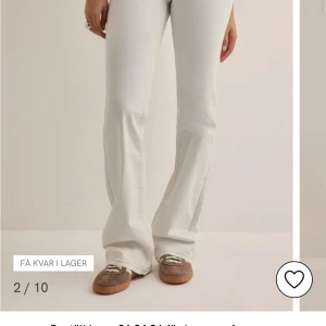 Vita bootcut jeans i storlek 36 - Snygga väldigt populära jeans från Nelly. Jag säljer de då de inte kommer till användning men de är väldigt fint skick, bara använda max 5/6 gånger🥰