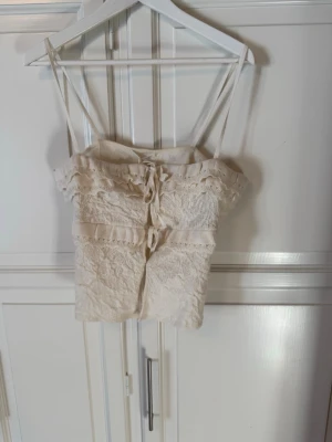 Spetsig linnetopp med snörning - Supersöt beige/vit linnetopp💕