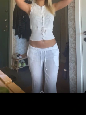 Vit sommar topp - Super fin somrig topp. Knytbar, strukturerat tyg.