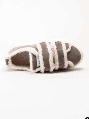 Grå sneakers med fuskpäls från Inuikii - Unika grå sneakers från Inuikii med fluffiga vita fuskpälsdetaljer längs snörningen och kanten. Ovandelen är i mockaliknande material och sulan är vit och chunky. Perfekt för dig som vill sticka ut med en mysig och trendig look.