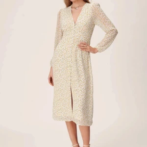 Adoore Paris Dress - Säljer min ljusgula Paris dress från Adoore. Använd ett fåtal gånger men mycket fint skick. Storlek 36! 