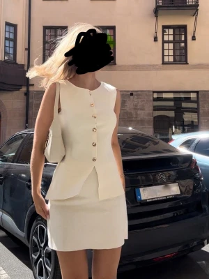 Zara - Zara strukturerad västtopp, använd sparsamt. Stl S med insvängd midja. Har större byst och toppen gapar tyvärr lite mellan knapparna, därav säljer jag. Har du mindre byst kommer toppen sitta perfekt 👌 