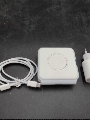 Trådlös vikbar laddningsstation - Säljer en vit vikbar trådlös laddningsstation för mobiltelefoner och tillbehör. Setet inkluderar en USB-C kabel och en väggadapter. Laddningsstationen har tre sektioner och är tillverkad i plast med magnetisk vikfunktion. Perfekt för dig som vill ladda flera enheter samtidigt.