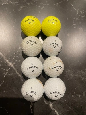 8 st Callaway supersoft golfbollar - Säljer ett set med 8 Callaway golfbollar, varav två är gula och sex är vita. Bollarna har SuperSoft- och vanliga Callaway-loggor. Bollarna är använda som syns på bilderna.