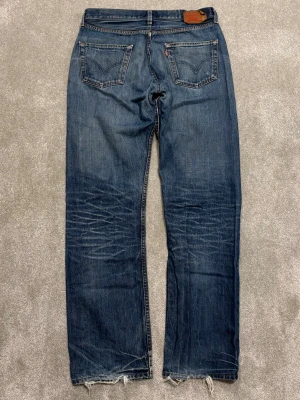 Levi's 501 - Levi's Jeans | Modell: gammla 501 | Skick 8/10 mycket bra | * fläckar vänster ficka (bild 7) | Nypris ca 2500kr | Mitt pris 799kr | Size: 32/34 | Modellen är 182cm och väger 67kg | Midja: 43cm | Ytterbenslängd: 113cm | Benöppning: 23cm | Lår: 30cm | Jeansen kan sys upp vid efterfrågan | Kom gärna pm vid frågor eller funderingar |