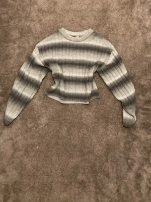 Mysig stickad 🤍 - Säljer en grå/mörkgrå stickad i storlek xxs från h&m 💕perfekt till nästan allt 💗
