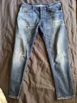 Dondup Jeans 32  - Blåa dondup jeans m slitningar. Stlrk 32. Nypris 2500kr. Knappt använda -nyskick. 