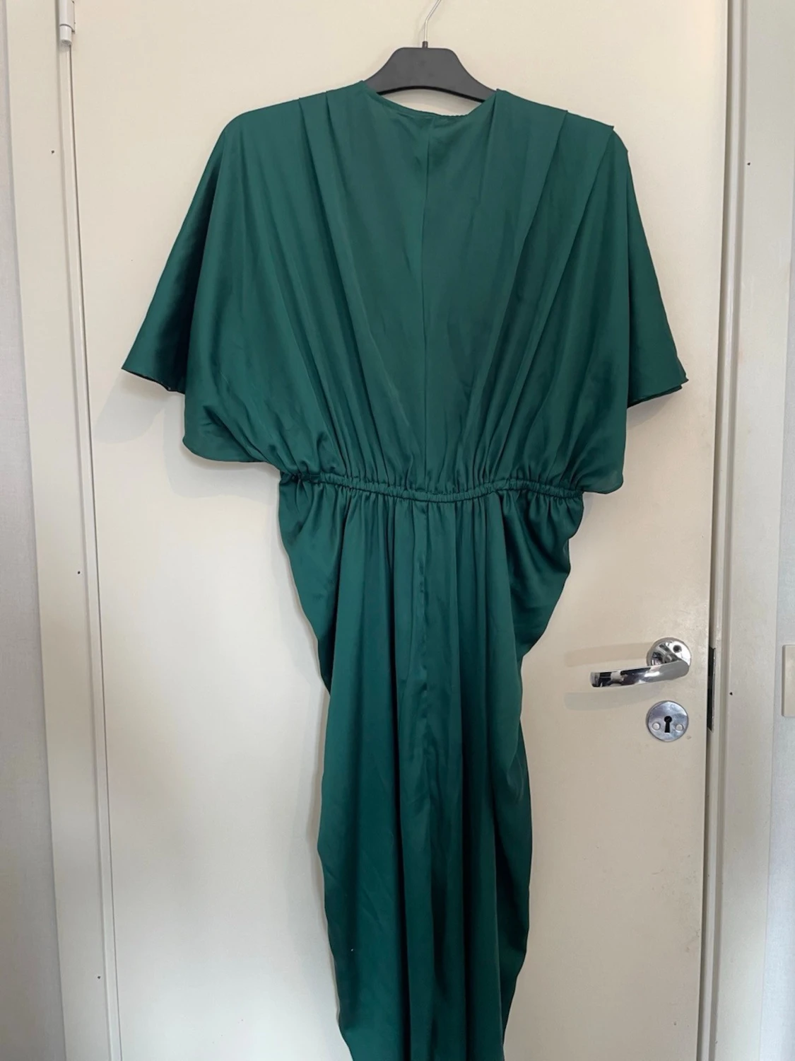 Grön långklänning med v-ringning - 1